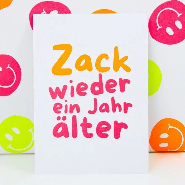 Bow & Hummingbird Bow & Hummingbird Postkarte "Zack wieder ein Jahr älter" aus Recyclingpapier – Produktbild 1 von 3