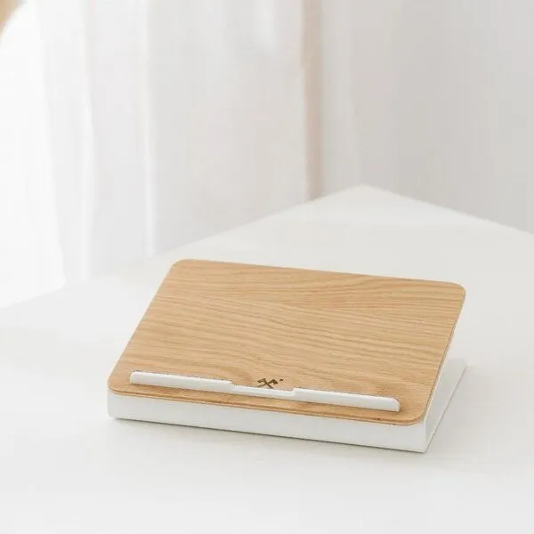 Woodcessories Woodcessories Premium Laptop Ständer aus Holz für 10-16 Zoll, Eiche, – Produktbild 1 von 4