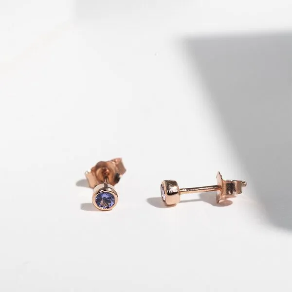 Eppi Eppi Silberne Ohrstecker mit Tansaniten in Bezelfassung Tofine, Rosa, – Produktbild 4 von 4