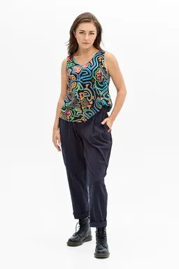 KOKOworld KOKOworld Hose Faro – Lässige Hose mit schmal zulaufendem Bein – 100% Baumwolle – mit Taschen – 100% in der EU fair produziert – Produktbild 1 von 1