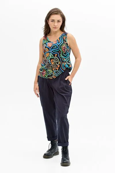 KOKOworld KOKOworld Hose Faro – Lässige Hose mit schmal zulaufendem Bein – 100% Baumwolle – mit Taschen – 100% in der EU fair produziert, Navy, – Produktbild 1 von 4