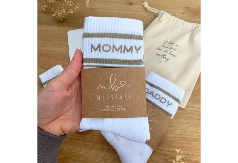 MeinBaby123® Tennissocken Geschenkset Schwangerschaft, Geschenk zur Geburt & Baby Shower (Set, 3 Paar Socken inkl. Baumwollsäckchen und Karte) Geschenkidee frischgebackene Eltern, Mama Papa Baby, Beige, – Produktbild 4 von 5