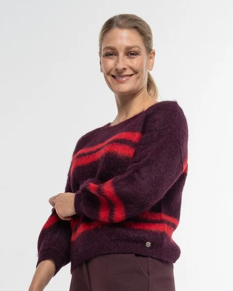 Alma & Lovis Alma & Lovis Flauschig gebrushter Pullover aus Alpakastrick | Brushed Stripe Pulli, Plum (rot), – Produktbild 2 von 4