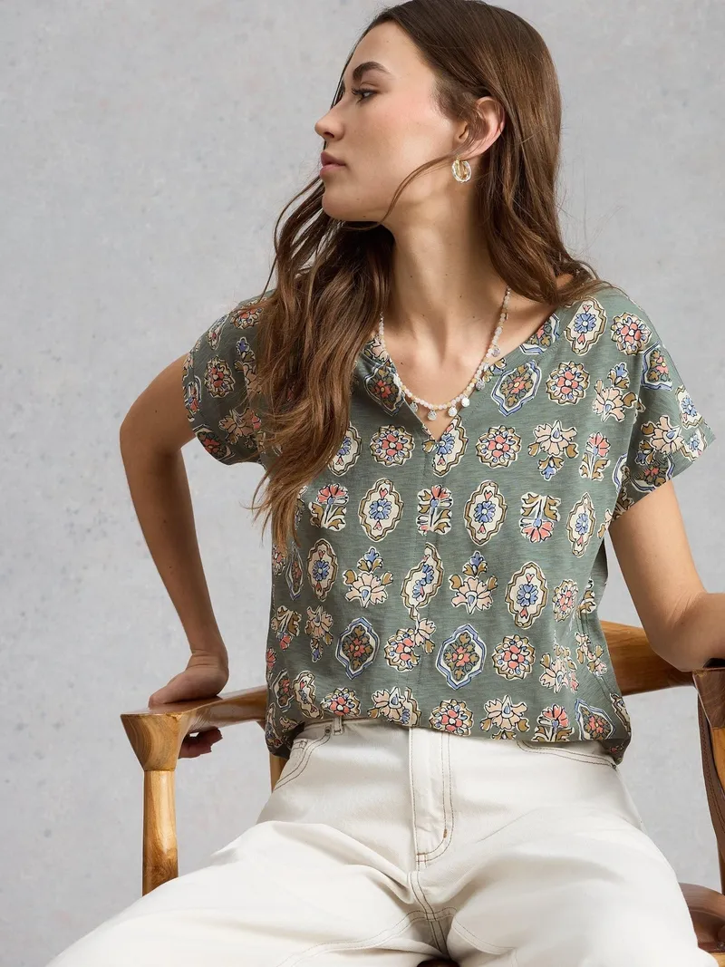 White Stuff T-Shirt Nelly mit Keilausschnitt - 34, Khakigrün, – Produktbild 3 von 4