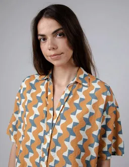 Brava Fabrics Brava Fabrics Big Tiles Cropped Bluse Ochre – Produktbild 1 von 1
