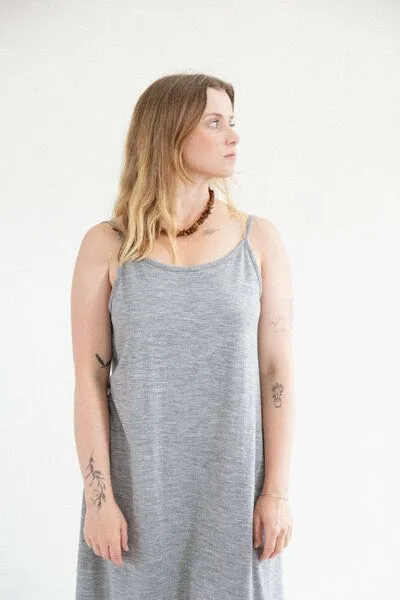 Kopyto Kopyto MOA Light - Luftiges Sommerkleid aus leichter 100% Merinowolle, Grau, – Produktbild 4 von 4