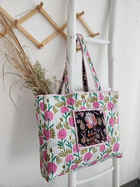 Haus of Namaste Haus of Namaste Maximalistische schwarze Tragetasche aus 100 % Bio-Baumwolle | Gesteppte Tragetasche aus Baumwolle | Handtasche mit rosa und lila Blumenblockdruck | Nachhaltig, ethisch und fair – Produktbild 2 von 4
