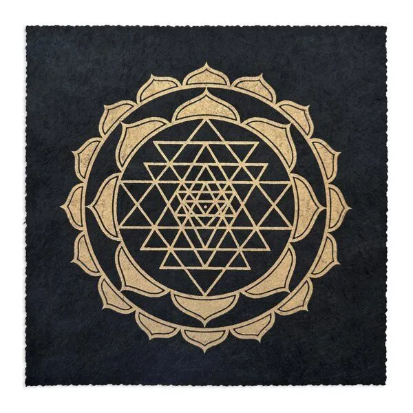 Veskor Cassiopeia Veskor Cassiopeia SRI YANTRA Lotus Linoldruck | 22 × 22 cm | Gold auf Schwarz – Produktbild 1 von 4