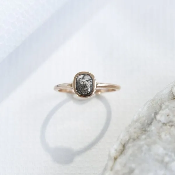 Eppi Eppi Ring mit einem Salt and Pepper Diamanten in Emerald-Form Christy, Rosa, – Produktbild 2 von 3