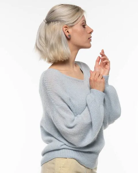 Alma & Lovis Alma & Lovis Leichter Pullover im Loose-Fit aus zartem Alpakastrick | Light V-Neck, Silver blue (hellblau), – Produktbild 4 von 4
