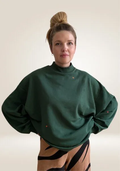 noemvri fashion label noemvri fashion label oversized Sweatshirt Turtleneck mit Herzchen, Grün mit orangen herzchen, – Produktbild 2 von 3