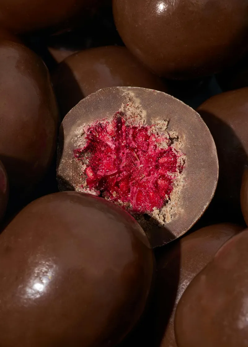 KoRo Gefriergetrocknete Himbeeren in Milchschokolade 1 kg – Produktbild 2 von 5