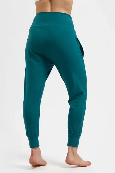 Urban Goddess Urban Goddess Bhumi Loose Fit Yoga Hose, Seamoss (grün), – Produktbild 2 von 4