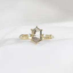 Eppi Eppi Goldring mit Hexagon Salt and Pepper Diamant Justine – Produktbild 1 von 1