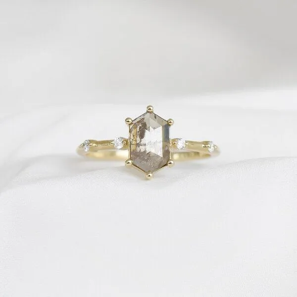 Eppi Eppi Goldring mit Hexagon Salt and Pepper Diamant Justine, Rosa, – Produktbild 1 von 4