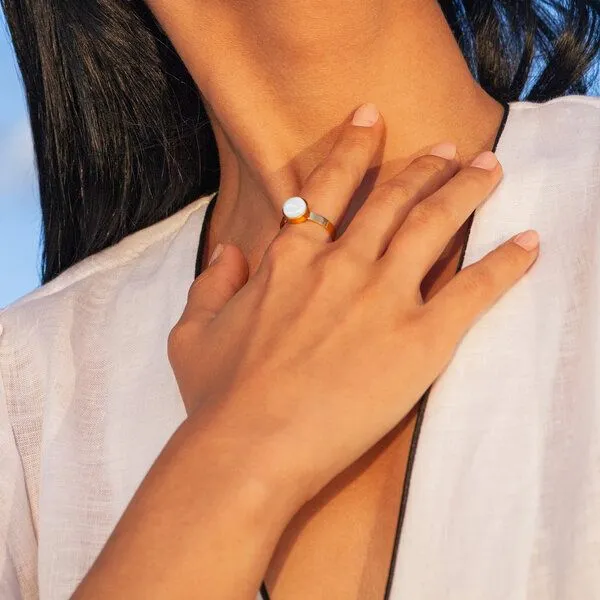 ALEXASCHA ALEXASCHA Größenverstellbarer Ring mit Stein | Goldring, Schneeweiß, – Produktbild 2 von 4
