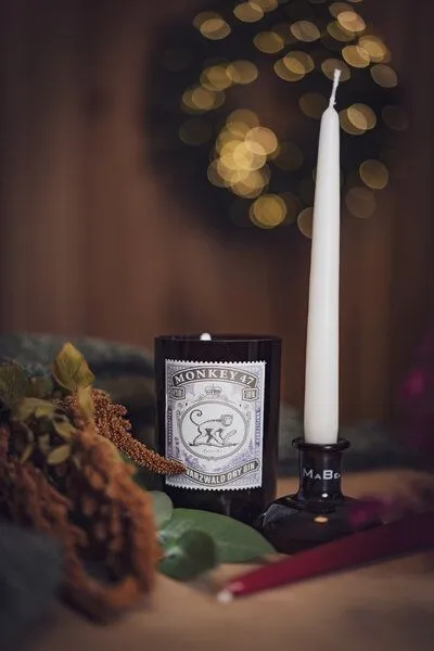 MaBe MaBe Set Kerzenständer & Vase handgefertigtes Upcycling aus der Ginflasche mit dem Affen – Produktbild 2 von 4
