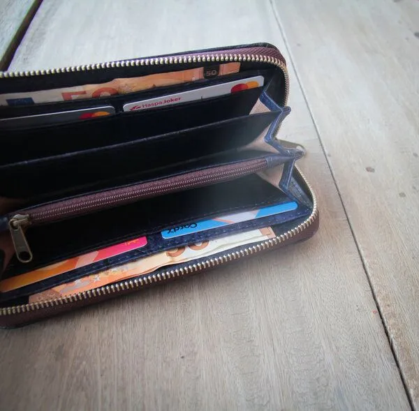 BY COPALA BY COPALA Portemonnaie aus recycelten Blättern / Nachhaltige vegane Brieftasche in Lila / Blau – Produktbild 3 von 6