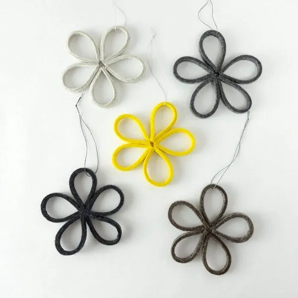 matilda k. manufaktur matilda k. manufaktur minimalistische zarte Filzblüten 'flora' – zeitlose Dekoration in vielen wunderschönen Farben, Naturtöne | yellow, – Produktbild 1 von 4