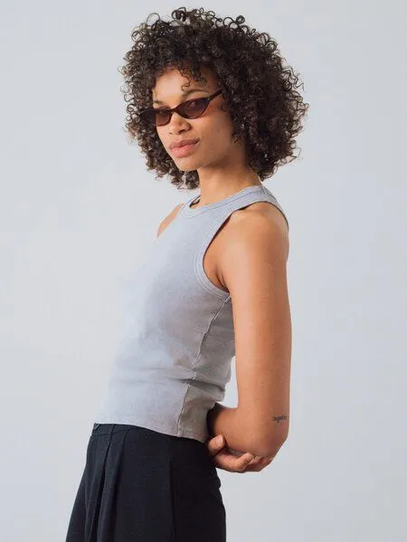 Honest Basics Honest Basics Damen Geripptes Racer-Top aus Bio- und recycelter Baumwolle, Limestone, – Produktbild 2 von 4