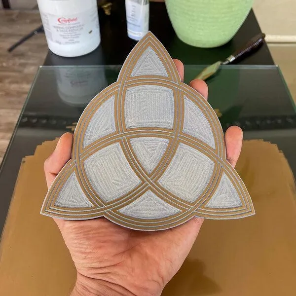 Veskor Cassiopeia Veskor Cassiopeia TRIQUETRA Heilige Geometrie Linoldruck | 22 × 22 cm | Gold auf Smaragdgrün – Produktbild 4 von 4