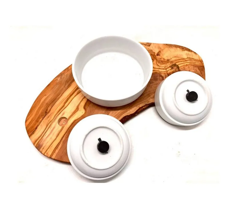 Olivenholz erleben Olivenholz erleben Futterstation RUSTY TRIO 3-in-1 für Futter und Wasser 2x 0,4L und 1x 0,9L Schalen, Porzellan, Rustikal & edel – echtes Olivenholz kombiniert mit weißem Porzellan – Produktbild 4 von 4