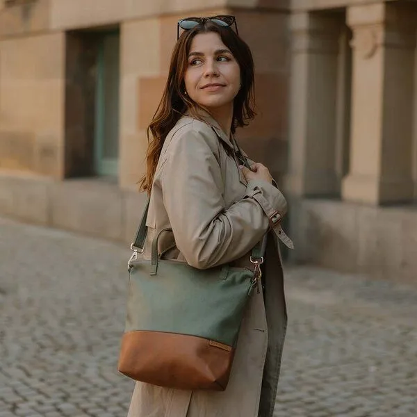 BOWLEANIES TASCHEN BOWLEANIES TASCHEN Mittelgroße Umhängetasche aus Lederfaserstoff, Khaki & braun, – Produktbild 3 von 4