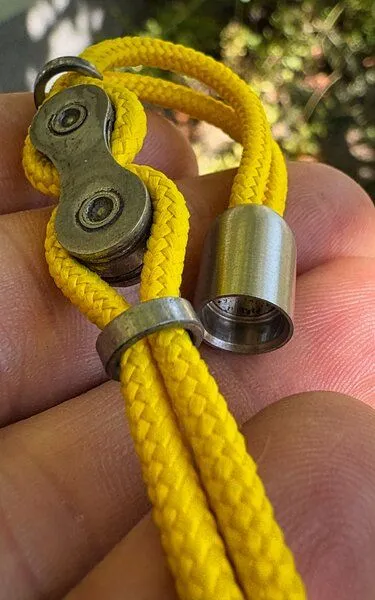 ARTHURKOPF ARTHURKOPF Armband aus Fahrradkettenglied und Paracord, Gelb, – Produktbild 1 von 5
