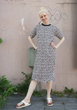 Lena Schokolade Lena Schokolade Leo Kleid mit schwarzem Ausschnitt aus Bio-Jersey – Produktbild 1 von 1