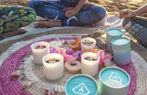 Yoga Hero Yoga Hero Kerze aus Sojawachs mit Kristallen und trockenen Blüten, Amethyst & lavendel, – Produktbild 2 von 4