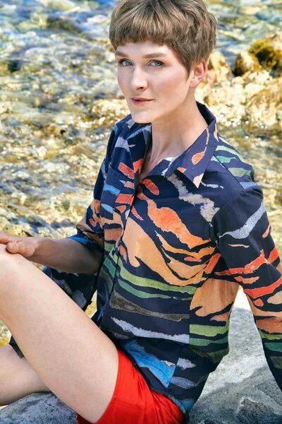 Sophia Schneider-Esleben Sophia Schneider-Esleben Unisex Shirt Lui aus Bio-Baumwolle, Mare e monti blue, – Produktbild 2 von 2