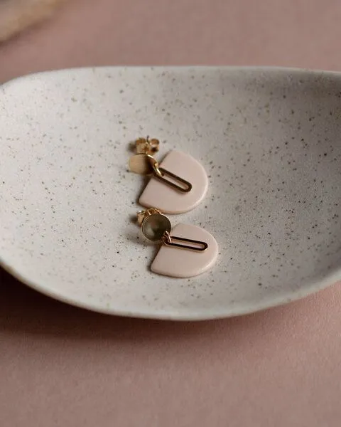 lille mus lille mus Ohrstecker 'Halbkreis Oval' aus Porzellan und 925 Silber, Apricot, – Produktbild 6 von 6