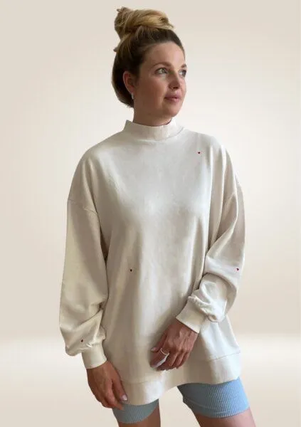 noemvri fashion label noemvri fashion label oversized Sweatshirt Turtleneck mit Herzchen, Beige mit roten herzchen, – Produktbild 2 von 3