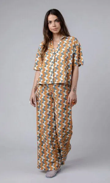 Brava Fabrics Brava Fabrics Big Tiles Cropped Bluse Ochre – Produktbild 3 von 4