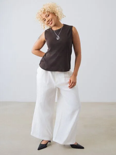 Honest Basics Honest Basics Damen Straight Fit Tanktop aus Bio- und recycelter Baumwolle, Erdbraun, – Produktbild 3 von 4