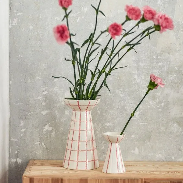 onomao onomao Handgemalte Vase 'Duarte' aus Steinzeug, Rot kariert, – Produktbild 2 von 4