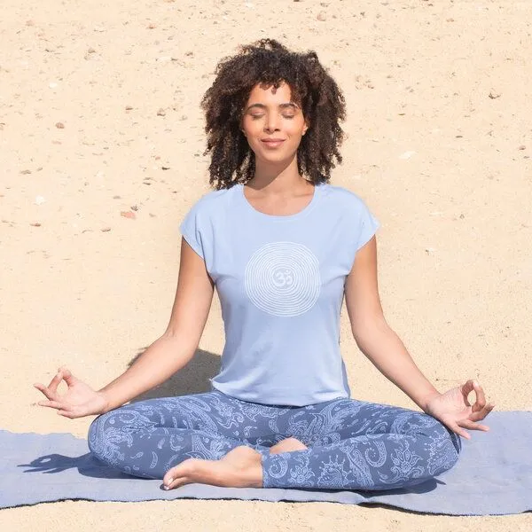 Jaya Jaya OM TENCEL - Damen - Yogashirt mit Om-Spiral-Frontprint aus Tencel-Baumwoll-Mix, Skyblue/blau, – Produktbild 3 von 3