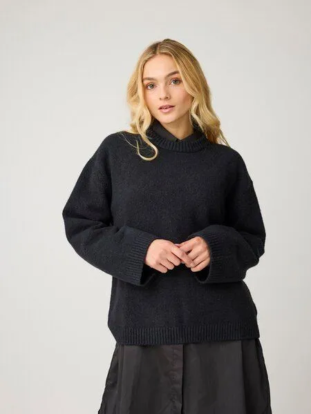 KnowledgeCotton Apparel KnowledgeCotton Apparel Soufflé Strickpullover mit Rundhalsausschnitt - Relaxed Fit - aus recyceltem Polyester, Schwarz-black-jet, – Produktbild 1 von 4