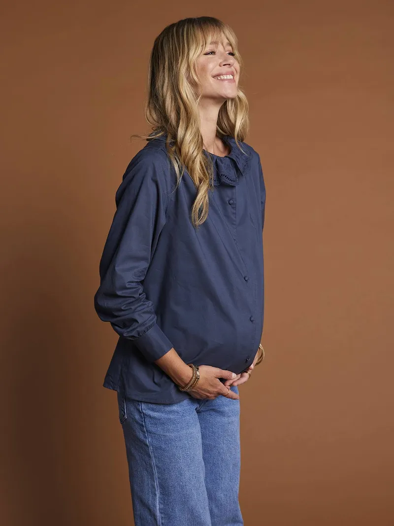 Envie De Fraise Bluse für Schwangerschaft und Stillzeit mit Volant aus Lochstickerei ENVIE DE FRAISE, Nachtblau, – Produktbild 2 von 4