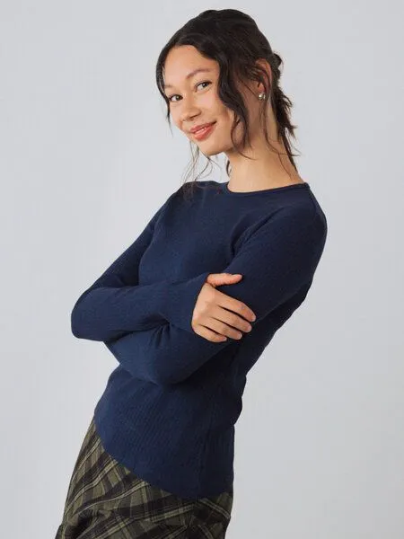 Honest Basics Honest Basics Damen Geripptes Langarmshirt aus Bio- und recycelter Baumwolle, Mitternacht, – Produktbild 3 von 4