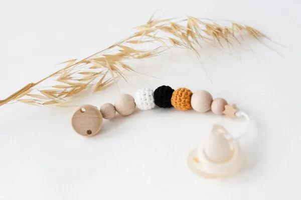 NoniKids Berlin NoniKids Berlin Schnullerkette Holz *Sternchen* 10 Farben I Bio Baumwollgarn I NoniKids, S/w senf, – Produktbild 3 von 4