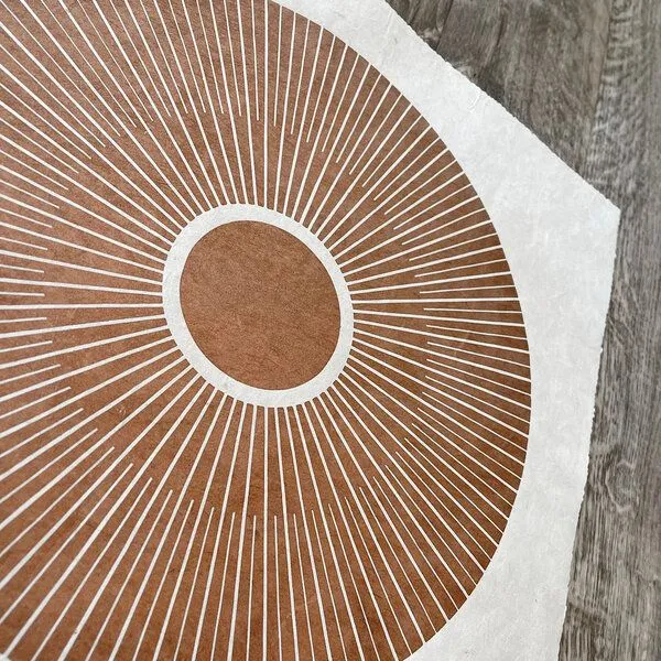 Veskor Cassiopeia Veskor Cassiopeia CENTRAL SUN Sonnen Linoldruck | 40 × 40 cm | Kupfer auf Naturweiß – Produktbild 3 von 4