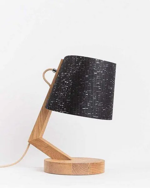 ALMUT von Wildheim ALMUT von Wildheim dimmbare Tischlampe aus Eiche mit Lampenschirm aus Naturmaterialien, Kork (schwarz/silber), – Produktbild 1 von 4