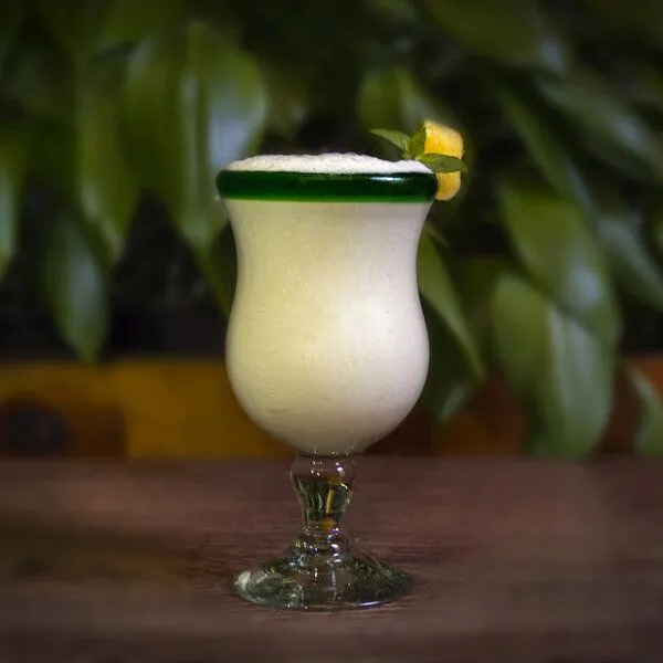 Mitienda Shop Mitienda Shop Cocktailgläser 2er Set grüner Rand geschwungen, Mundgeblasene Gläser aus Mexiko – Produktbild 2 von 2
