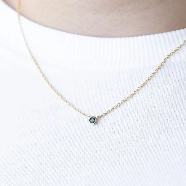 Eppi Eppi Silberne minimalistische Kette mit einem Londoner Topas Glosie, Weiss, – Produktbild 3 von 4