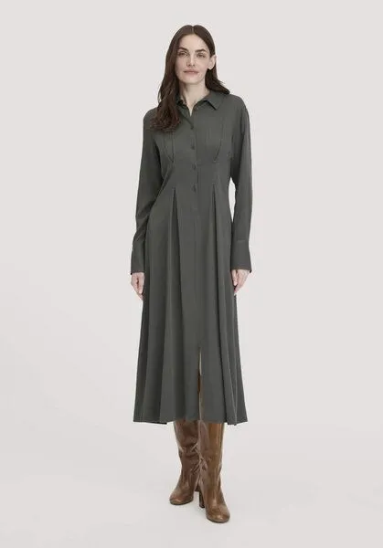 hessnatur hessnatur Kleid Midi Regular aus reiner LENZING ECOVERO Viskose, Tannengrün, – Produktbild 1 von 4