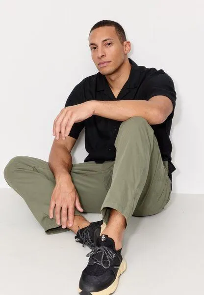 recolution Herren Chino mit Bundfalte aus Bio-Baumwoll Mix - OAK - recolution, Dark olive (grün), – Produktbild 4 von 4