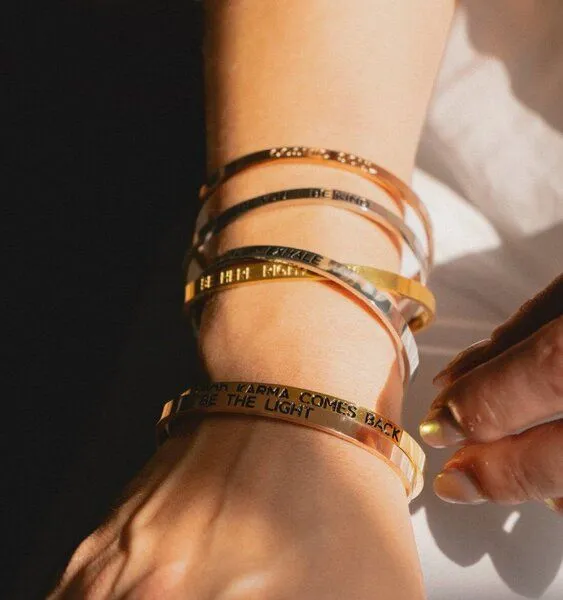 Divasya Divasya Armreif mit Gravur vergoldet Good Karma comes back – Produktbild 2 von 4
