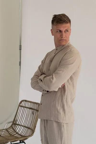 gust. gust. Herren Leinenhemd mit Stehkragen - Linen shirt with stand collar - 100% Bio-Leinen, Natural (natur), – Produktbild 2 von 3