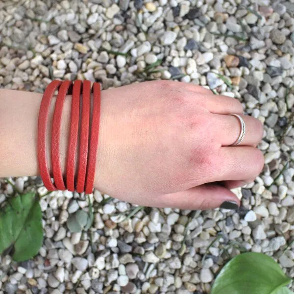 Mitienda Shop Mitienda Shop Armband aus Recycling-Leder Tira aus Indien, Rot, – Produktbild 2 von 3